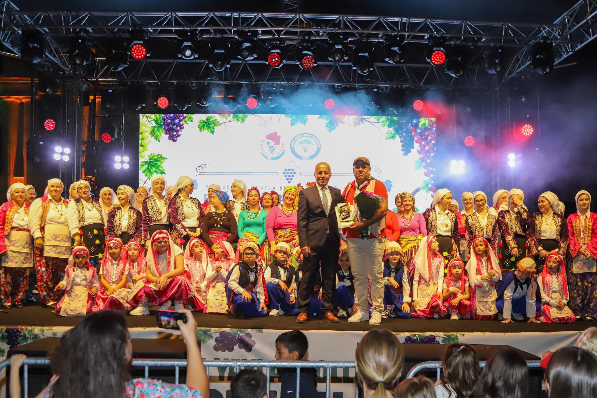 Belediyemiz Sanat Atölyeleri Halk Oyunları Ekibimiz 17. Yayla Bolluk, Bereket, Hasat ve Bağ Bozumu Şenliklerimizde Sahne Alarak Bizlere Keyif Dolu Bir Akşam Yaşattı