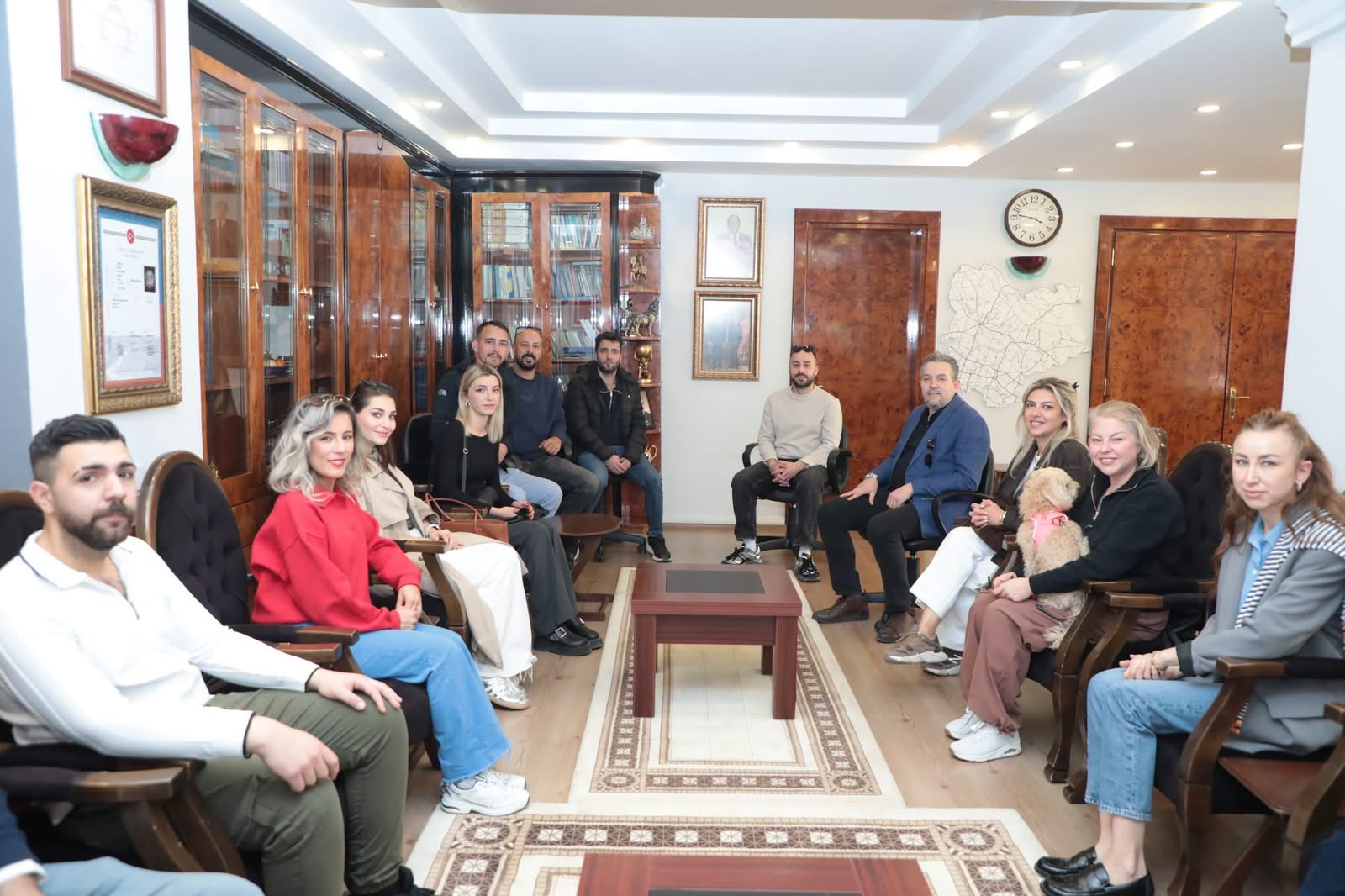 Kırklareli Berberler Kuaförler ve Güzellik Salonu İşletmecileri Esnaf ve Sanatkârlar Odası Olağanüstü Seçimli Genel Kurulunda Oda Başkanlığına Seçilen Kurtuluş Karakahya ve Yönetimi Belediye Başkan Vekilimiz Kürşad Yamaner’i Ziyaret Etti.