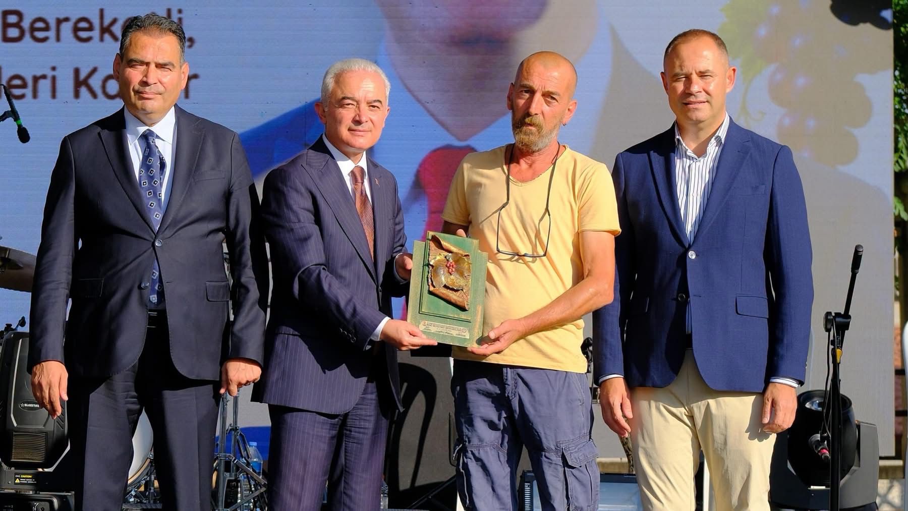 2026 Yılı En İyi Bağ ve Üzüm Üreticisi Yarışması Kapsamında Sofralık ve Şıralık Kategoride Dereceye Giren Değerli Üreticilerimize Ödüllerini Takdim Ettik — fotoğraf 7