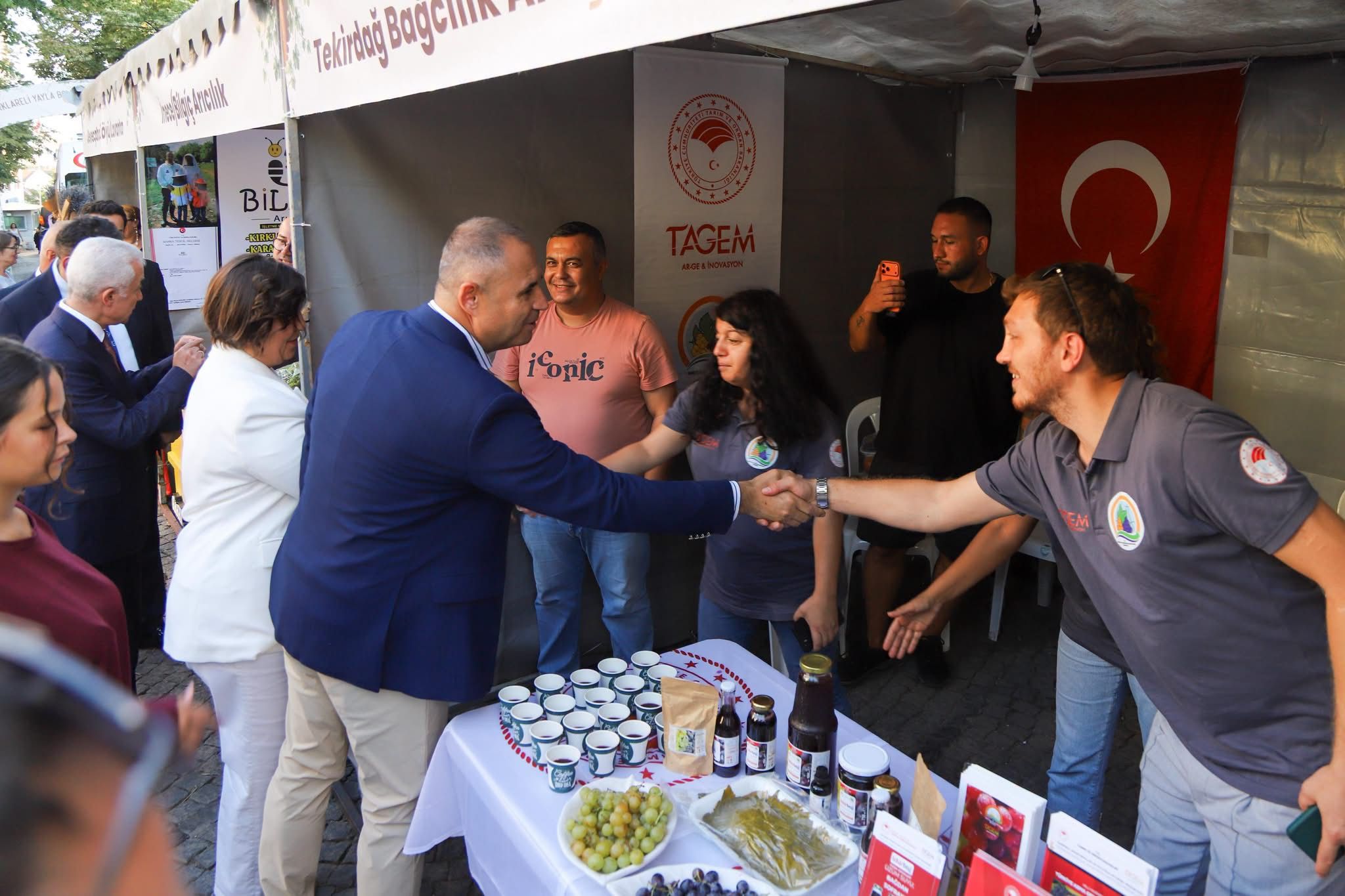 17’nci Yayla Bolluk, Bereket, Hasat ve Bağ Bozumu Şenliklerimiz Kapsamında Yayla Kültür ve Sanat Meydanı’nda Kurulan Stantlarımızı Ziyaret Ederek Yerel Üreticilerimizle Buluştuk — fotoğraf 8