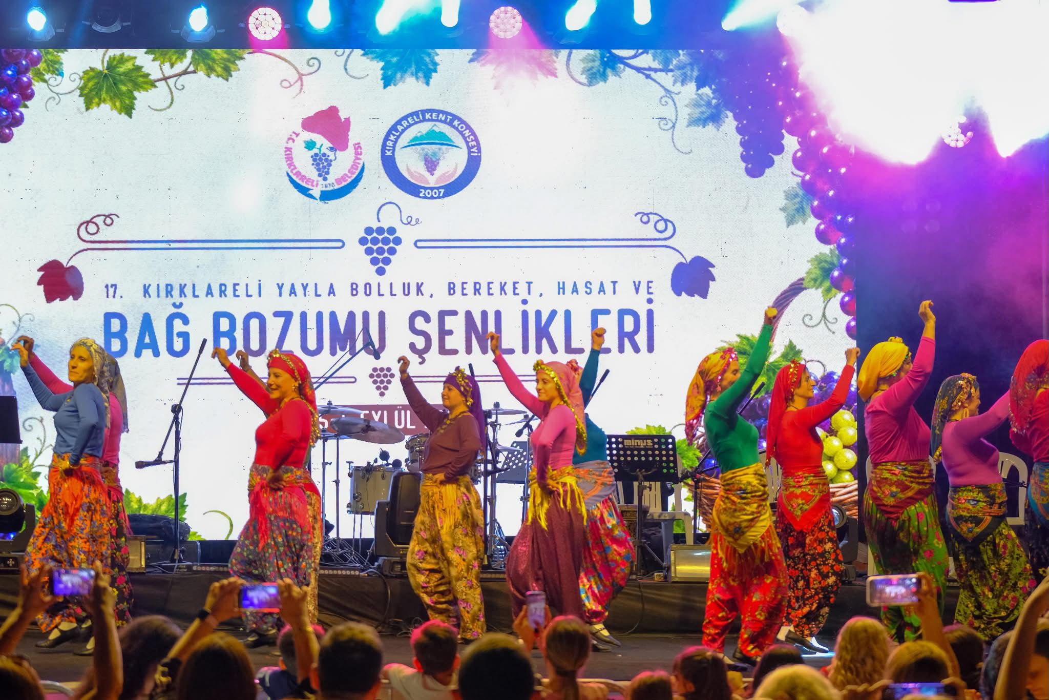 Belediyemiz Sanat Atölyeleri Halk Oyunları Ekibimiz 17. Yayla Bolluk, Bereket, Hasat ve Bağ Bozumu Şenliklerimizde Sahne Alarak Bizlere Keyif Dolu Bir Akşam Yaşattı — fotoğraf 6