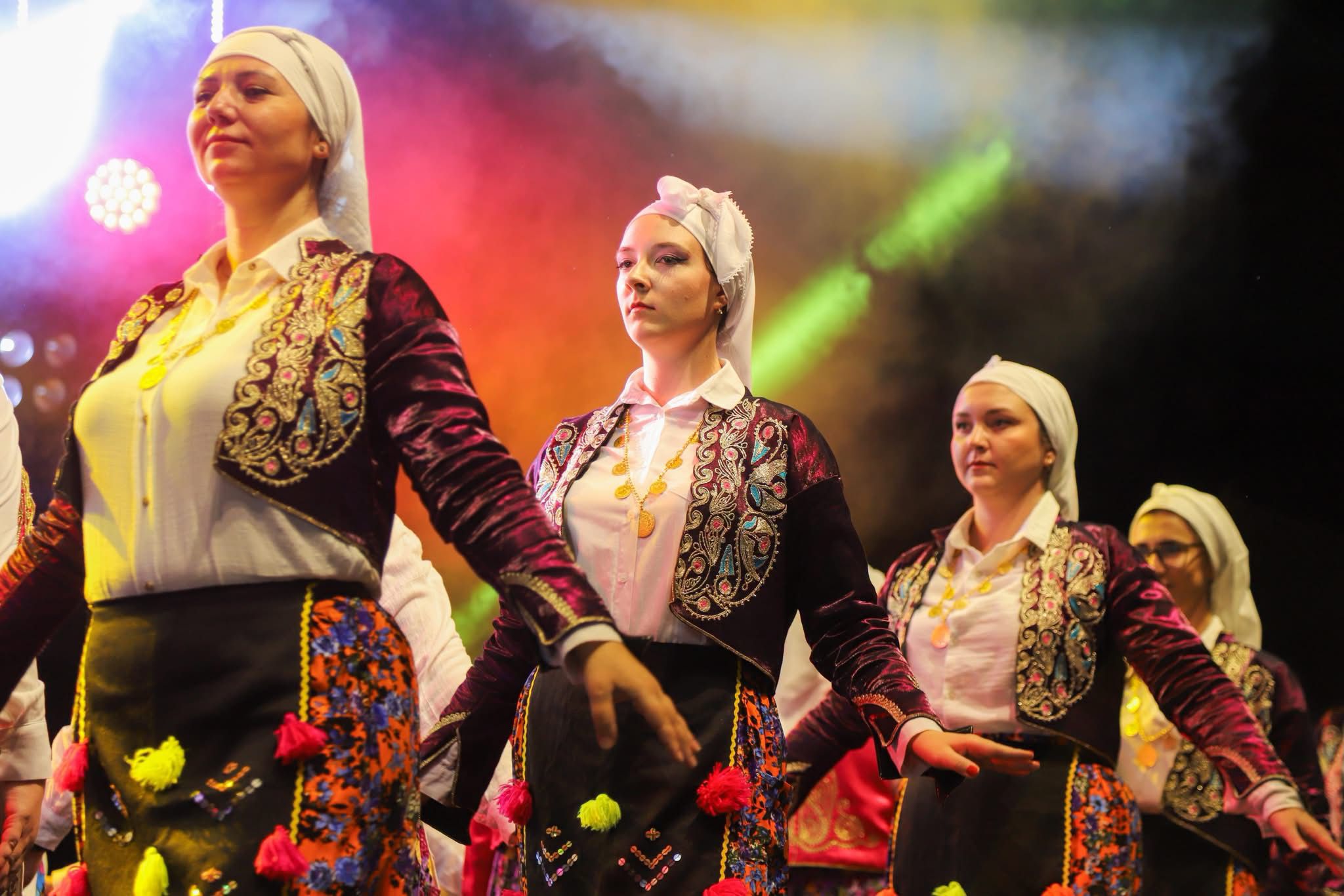Belediyemiz Sanat Atölyeleri Halk Oyunları Ekibimiz 17. Yayla Bolluk, Bereket, Hasat ve Bağ Bozumu Şenliklerimizde Sahne Alarak Bizlere Keyif Dolu Bir Akşam Yaşattı — fotoğraf 9