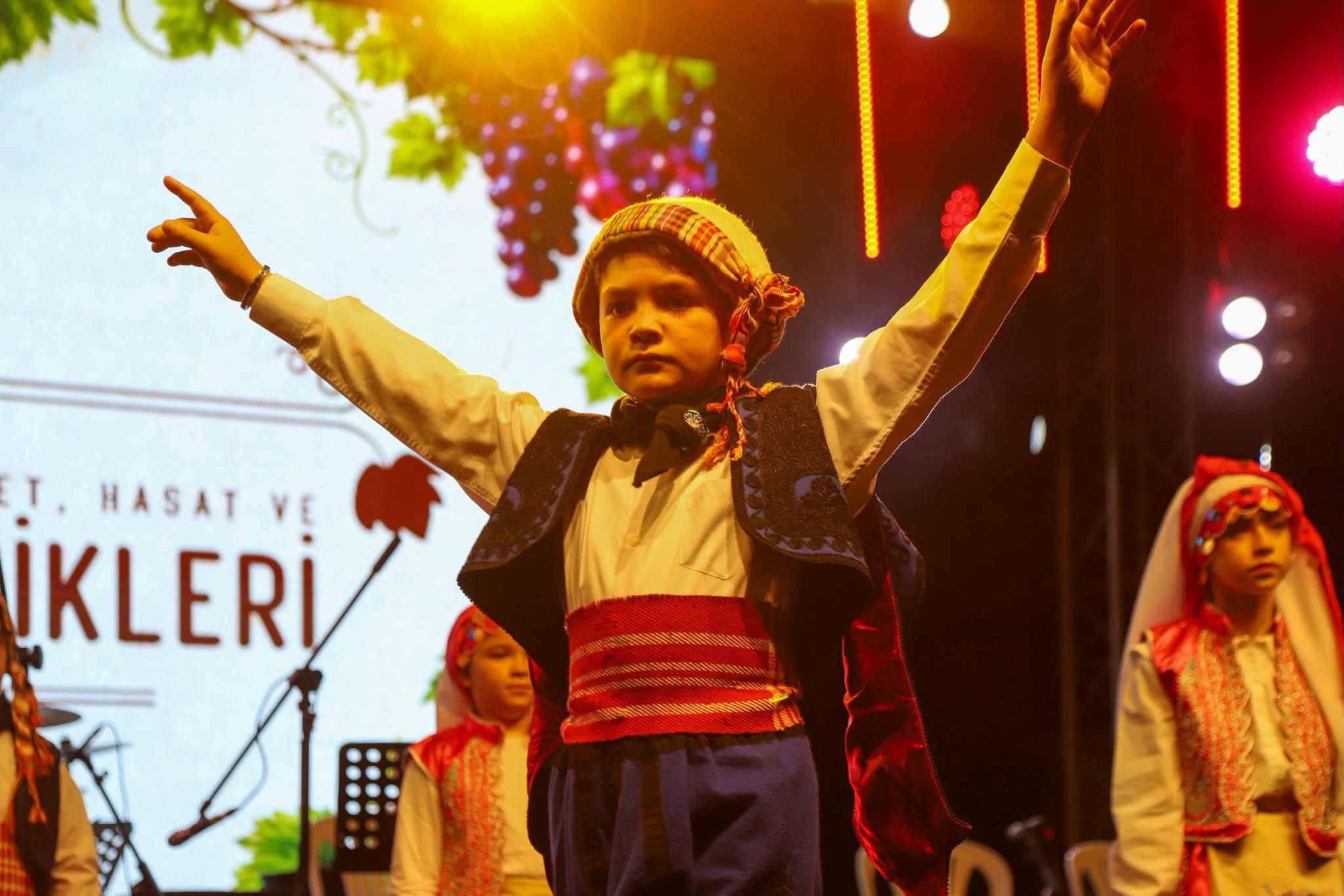 Belediyemiz Sanat Atölyeleri Halk Oyunları Ekibimiz 17. Yayla Bolluk, Bereket, Hasat ve Bağ Bozumu Şenliklerimizde Sahne Alarak Bizlere Keyif Dolu Bir Akşam Yaşattı — fotoğraf 11