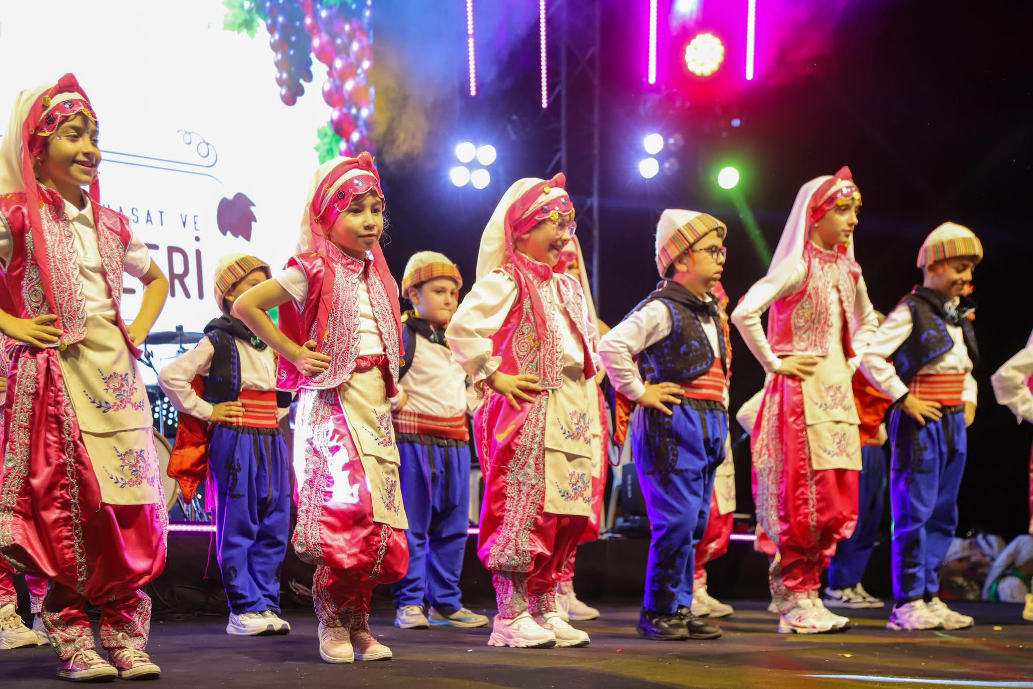 Belediyemiz Sanat Atölyeleri Halk Oyunları Ekibimiz 17. Yayla Bolluk, Bereket, Hasat ve Bağ Bozumu Şenliklerimizde Sahne Alarak Bizlere Keyif Dolu Bir Akşam Yaşattı — fotoğraf 16