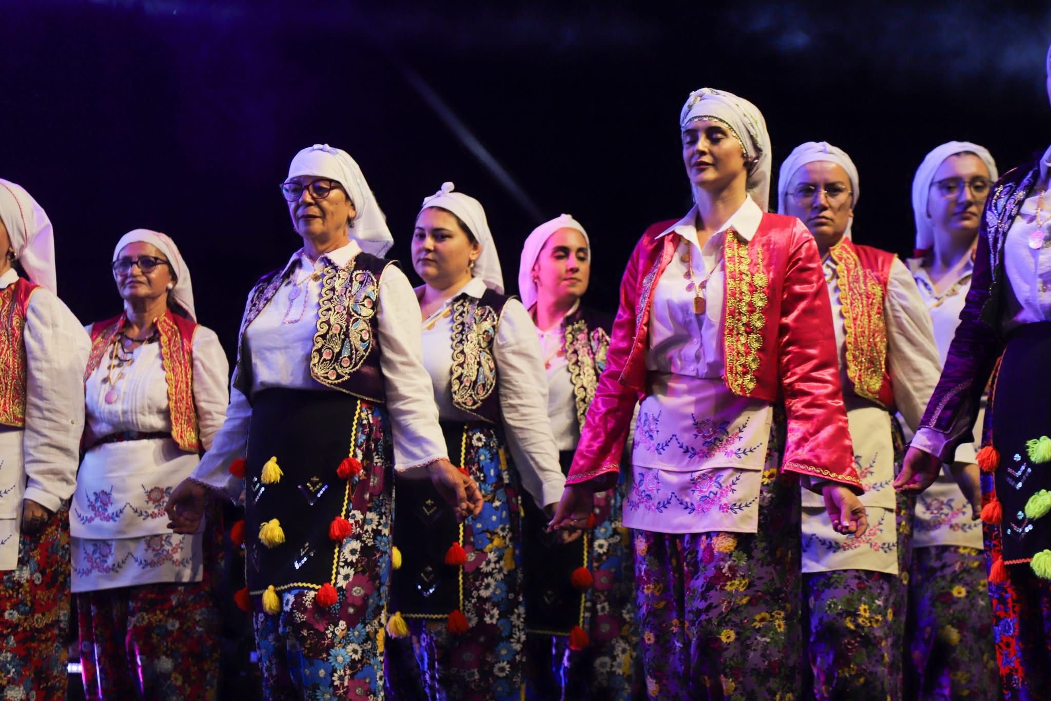 Belediyemiz Sanat Atölyeleri Halk Oyunları Ekibimiz 17. Yayla Bolluk, Bereket, Hasat ve Bağ Bozumu Şenliklerimizde Sahne Alarak Bizlere Keyif Dolu Bir Akşam Yaşattı — fotoğraf 17