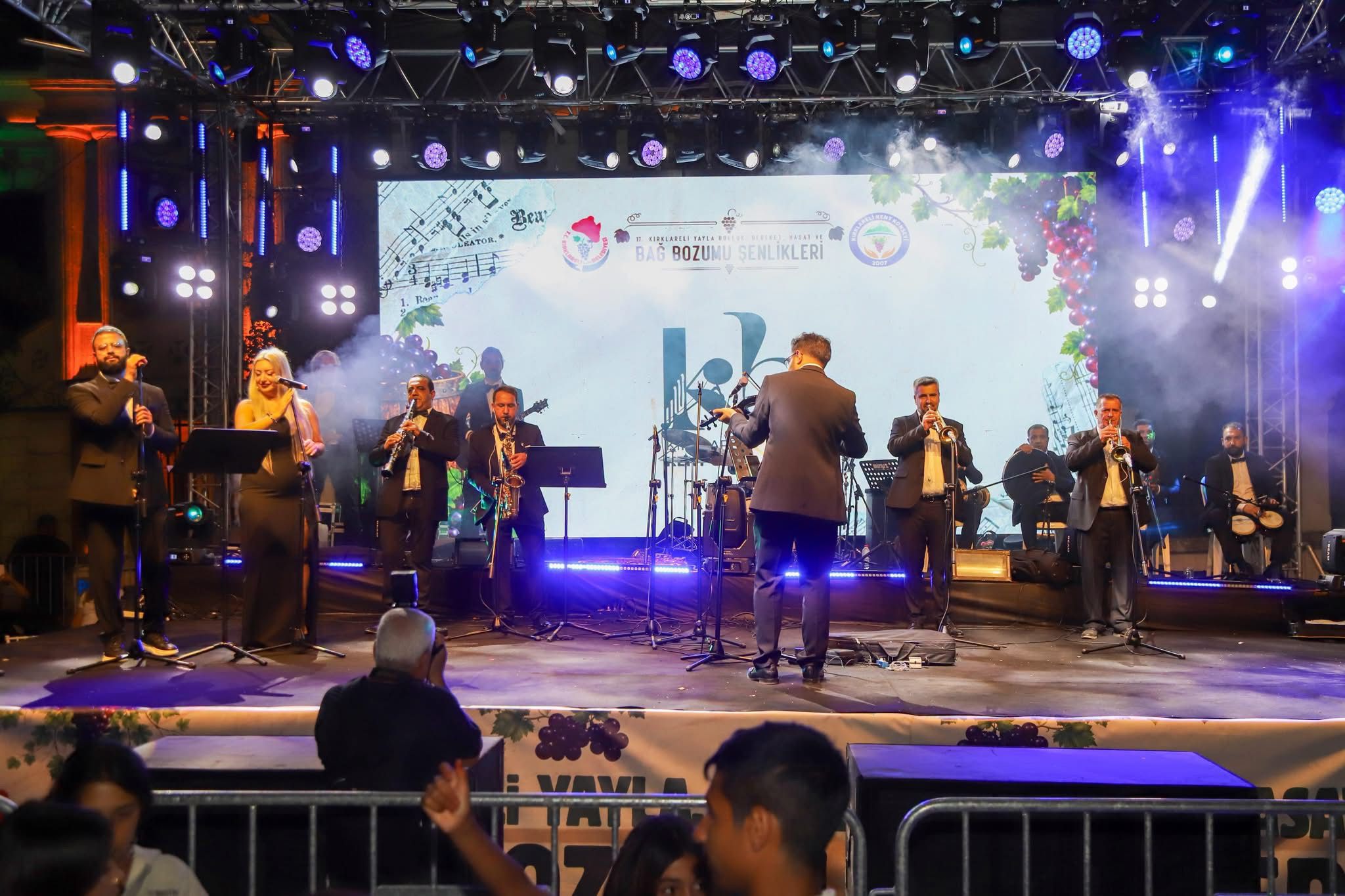 Şenliklerimizin İlk Gününü Belediyemizin Kent Orkestrası’nın Birbirinden Güzel Ezgileriyle Muhteşem Bir Final Yaparak Tamamladık — fotoğraf 2