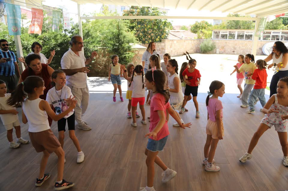 Şenliklerimizin Çocuk Atölyeleri Kapsamında, Oyuncu Veli Kişioğlu Tarafından Düzenlenen “Çocuk Drama Atölyesi”nde Miniklerimizle Bir Araya Geldik — fotoğraf 13