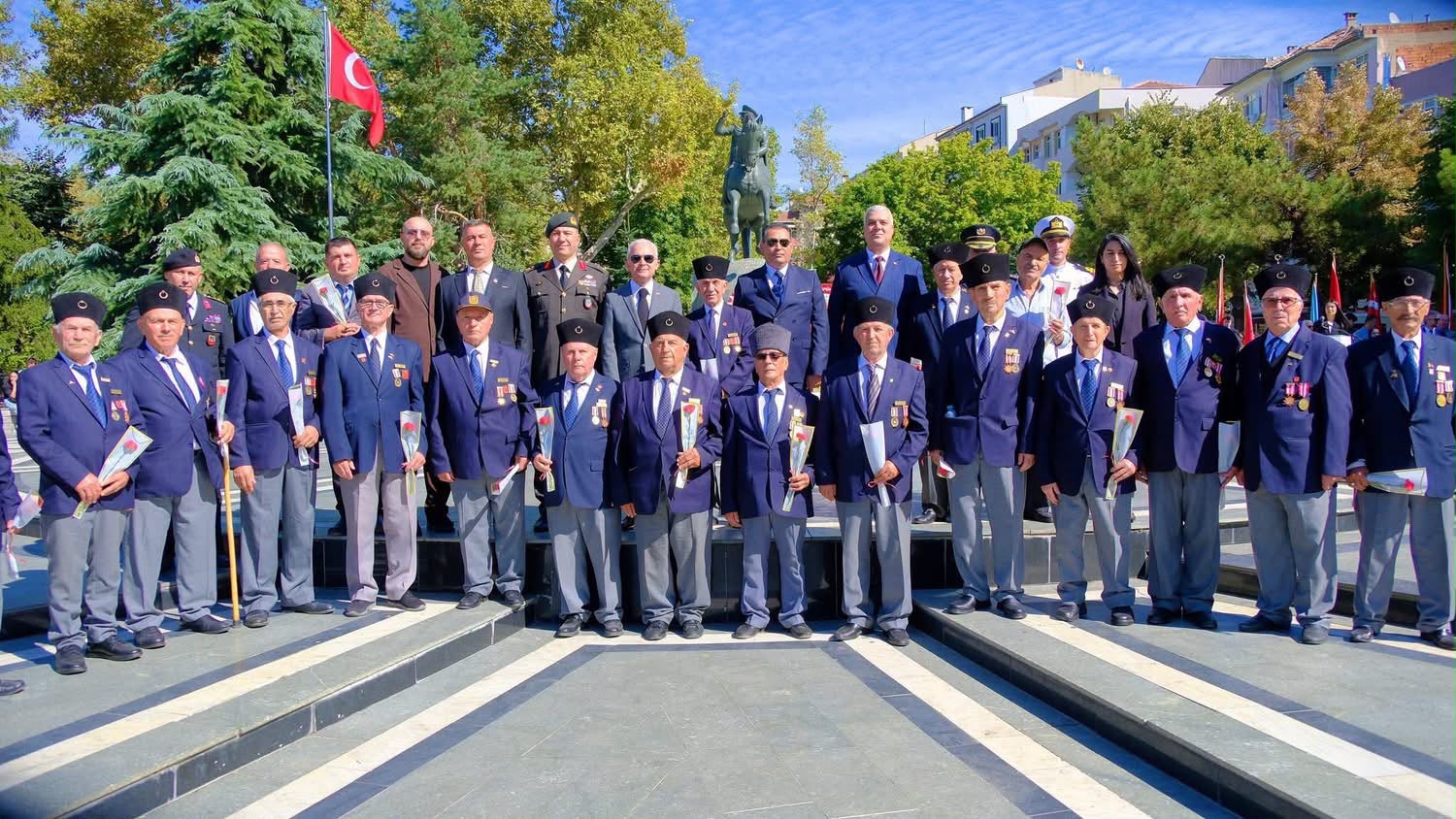 19 Eylül Gaziler Günü Vesilesiyle Valiliğimiz Tarafından Düzenlenen Çelenk Sunma Töreninde Kahraman Gazilerimizle Bir Araya Geldik — fotoğraf 15