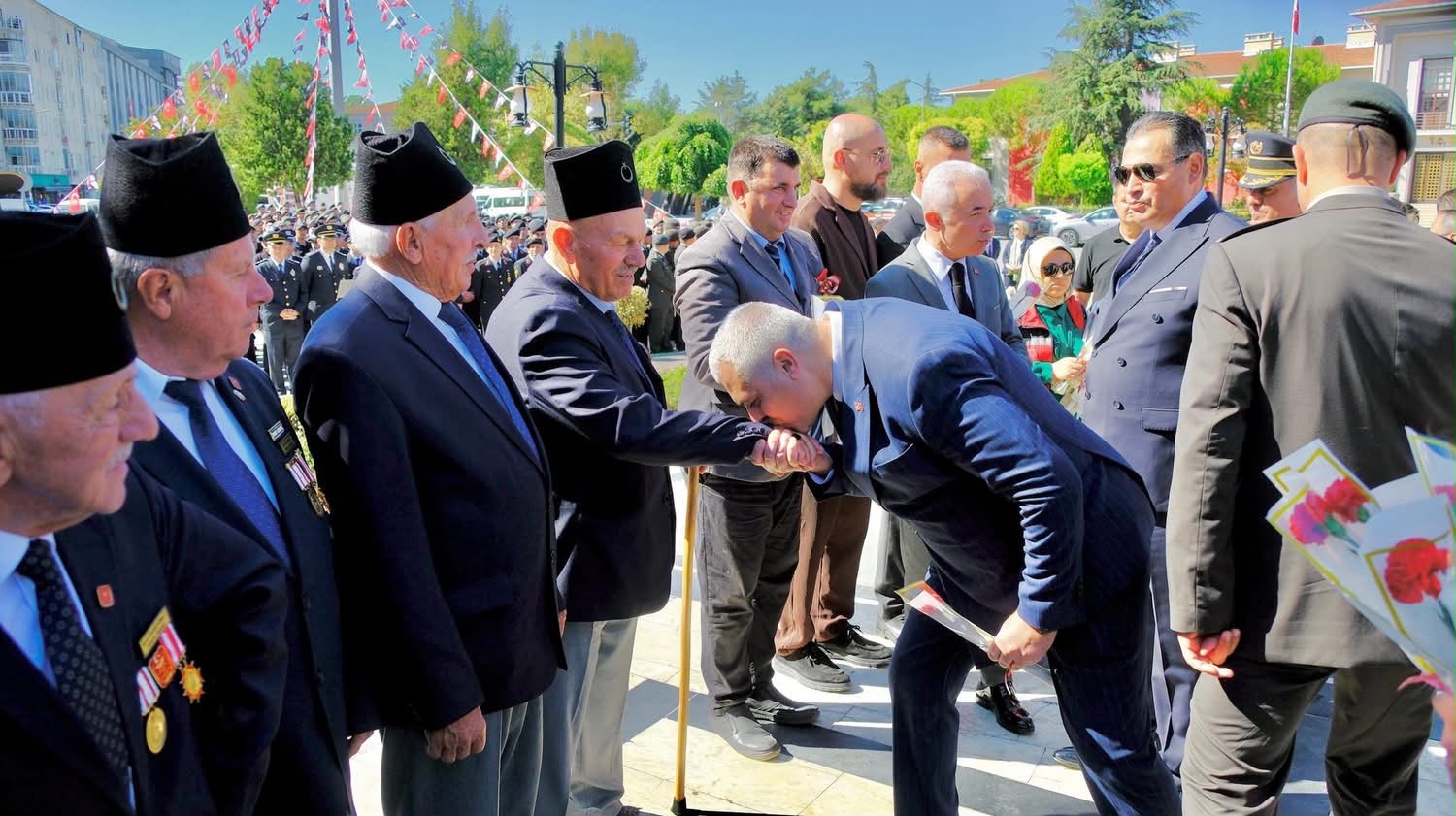 19 Eylül Gaziler Günü Vesilesiyle Valiliğimiz Tarafından Düzenlenen Çelenk Sunma Töreninde Kahraman Gazilerimizle Bir Araya Geldik — fotoğraf 17