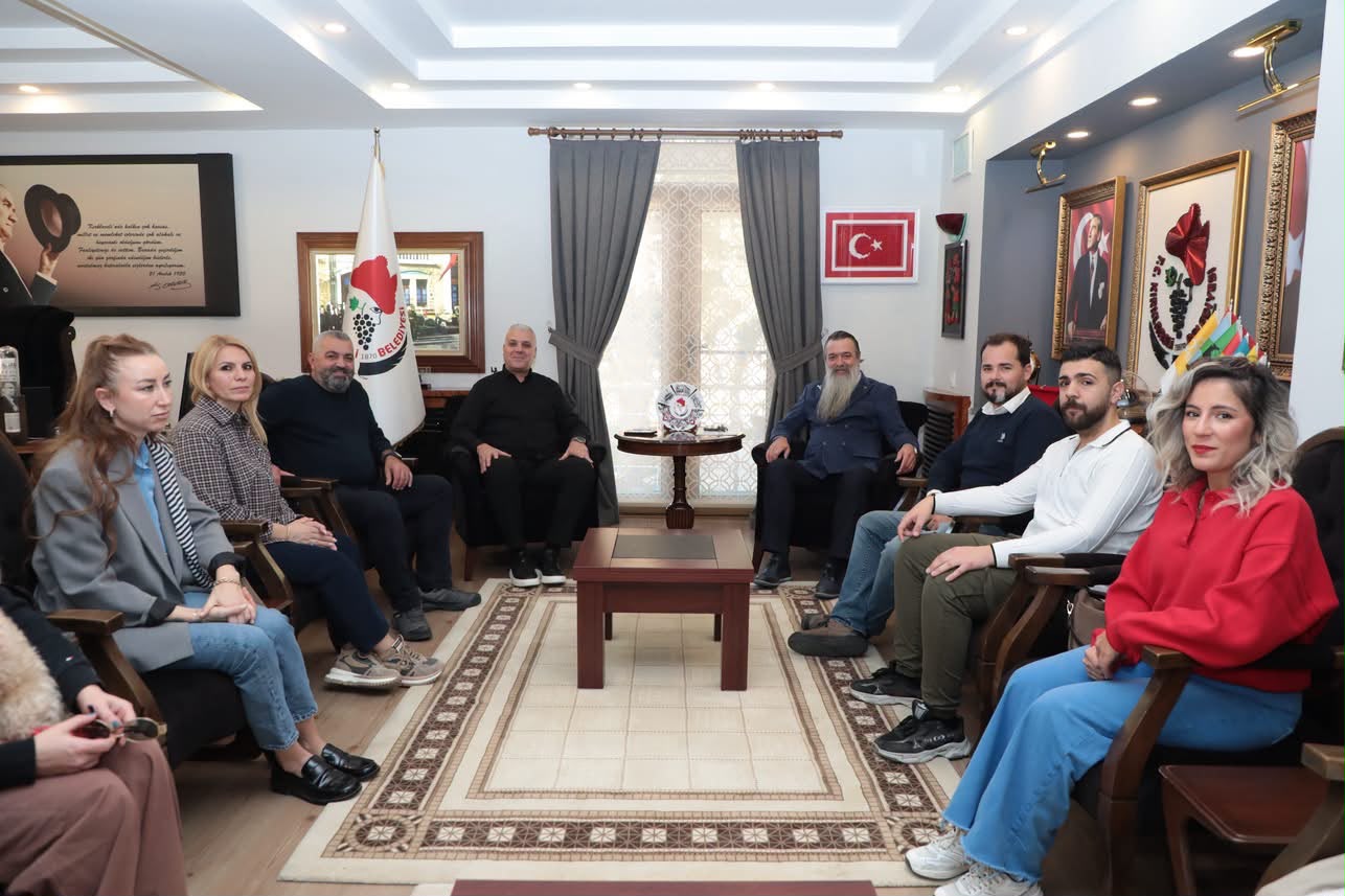Kırklareli Berberler Kuaförler ve Güzellik Salonu İşletmecileri Esnaf ve Sanatkârlar Odası Olağanüstü Seçimli Genel Kurulunda Oda Başkanlığına Seçilen Kurtuluş Karakahya ve Yönetimi Belediye Başkan Vekilimiz Kürşad Yamaner’i Ziyaret Etti. — fotoğraf 1