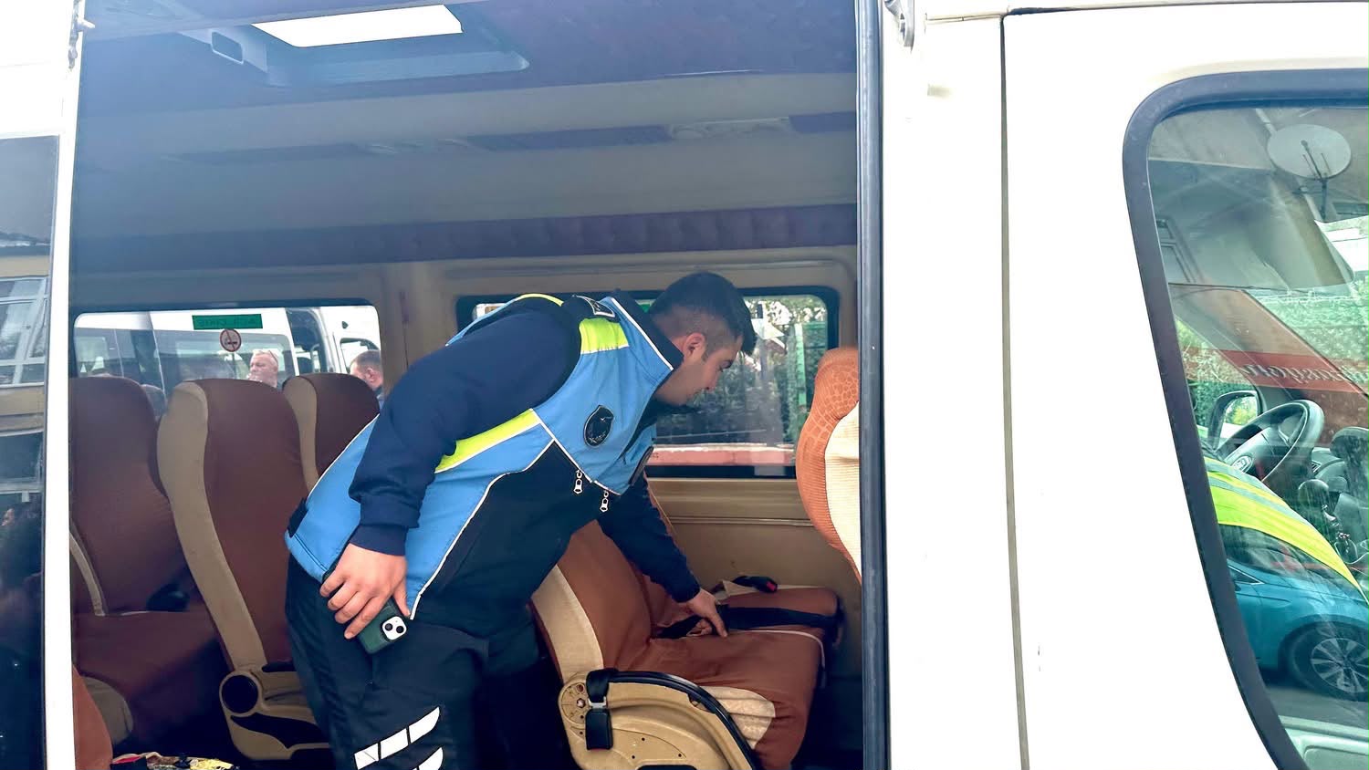Belediyemiz Zabıta Müdürlüğü İl Emniyet Müdürlüğü İl Jandarma Komutanlığı ve İl Millî Eğitim Müdürlüğü Ekiplerinin Katılımıyla Taşımalı Eğitim ve Özel Öğrenci Servislerine Yönelik Ortak Denetim Gerçekleştirildi — fotoğraf 5