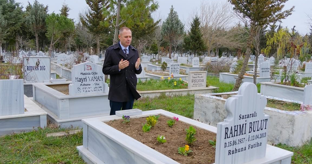 Belediye Başkanımız Derya Bulut Ramazan Bayramı'nın manevi huzurunda babası Rahmi Bulut'un mezarını ziyaret etti
